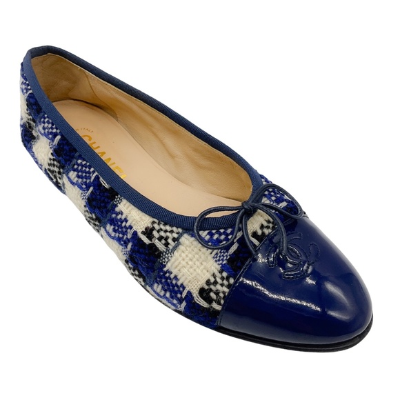 CHANEL BLUE / IVORY CC LOGO PATENT LEATHER CAP TOE CHECKERED TWEED BALLET FLATS - Picture 1 of 11